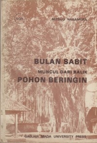 Image of Bulan sabit muncul dari balik pohon beringin